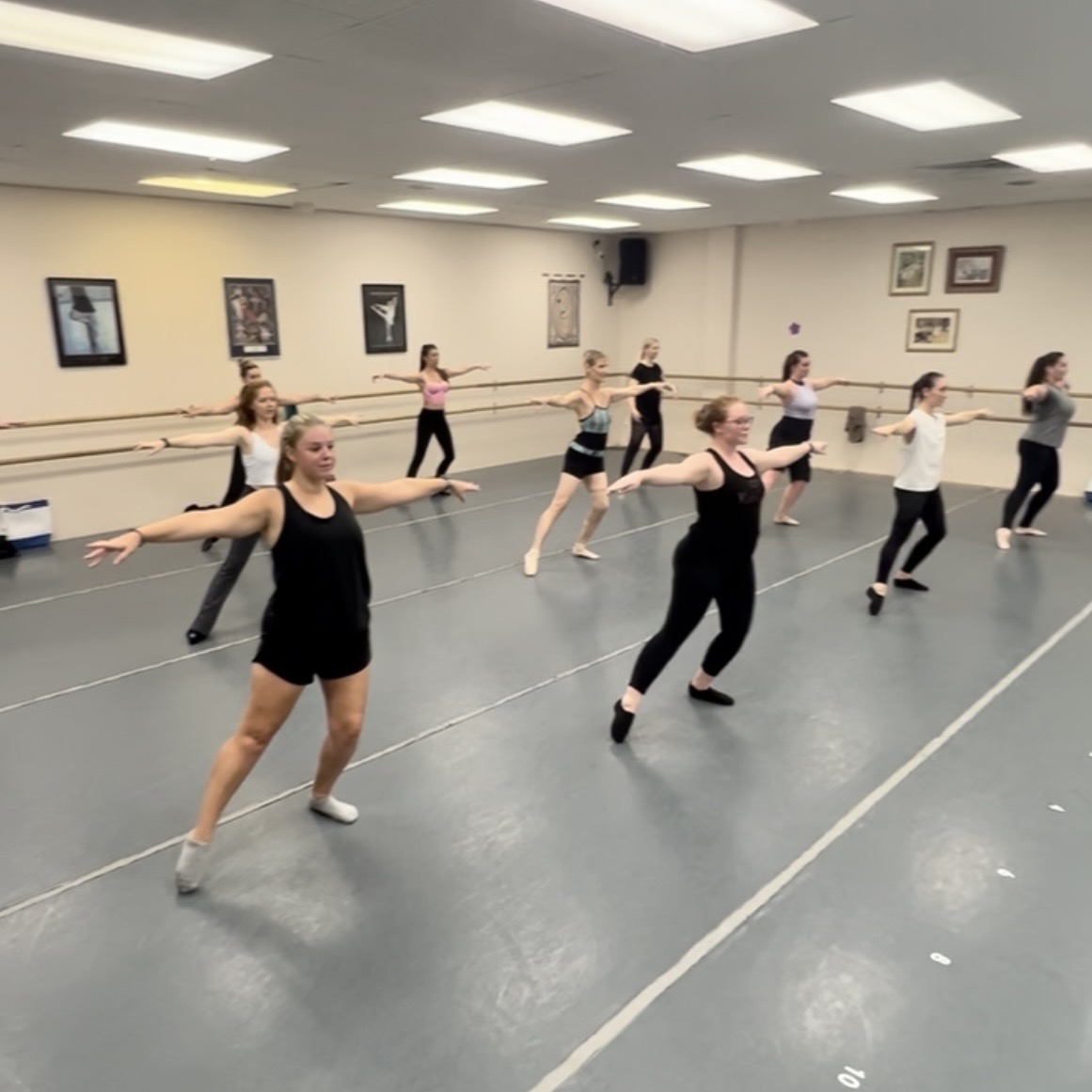 Adult jazz dance class working on the technique of the genre.